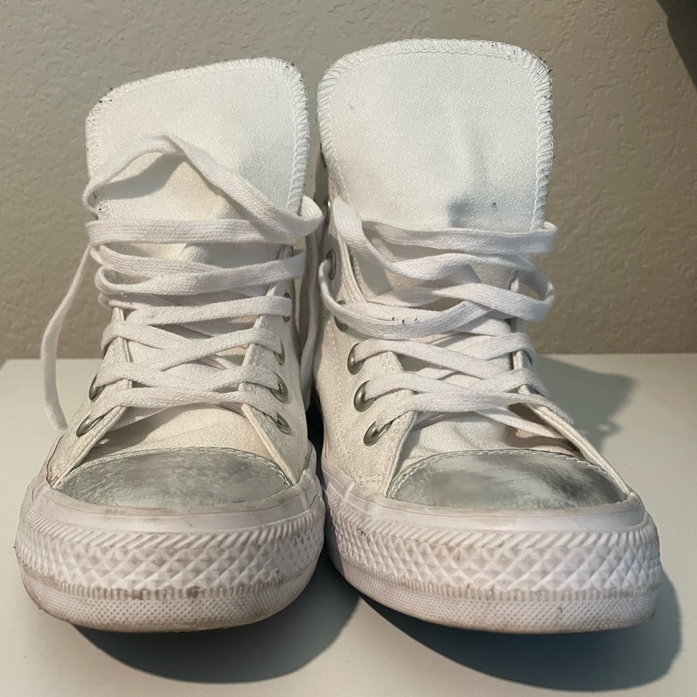 Sparkly white and silver Converse
Size 8 womens but fit like a 9
Open to offers